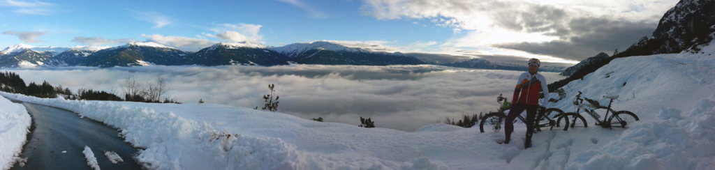 MTbiken im Schnee - Blick über Nebeldecke im Inntal